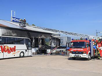 Ein brennender Bus in der Halle von Vogels Trucker-Treff in  Thurnau löste am Montagvormittag einen Großeinsatz der Feuerwehren aus. Foto: News 5/Merzbach