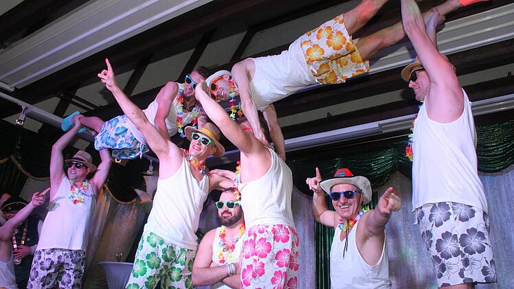 Das Männerballett sorgte für Stimmung. Foto: Carmen Schwind