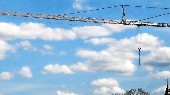 Daran, dass sie auf dem Ausleger des Krans eine Familie gründen wollen, ließen die Störche keine Zweifel. Das Bild unten macht die Dimensionen des Krans deutlich. Fotos: Helmut Heidenreich, Evi Seeger