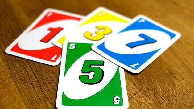 Die Ziehen-Karten "+4" und "+2" dürfen nicht mit einer Karte beantwortet werden. Das haben die UNO-Macher klargestellt. VIele Menschen haben das Kartenspiel jahrzehntelang falsch gespelt. Foto: Pixabay.com