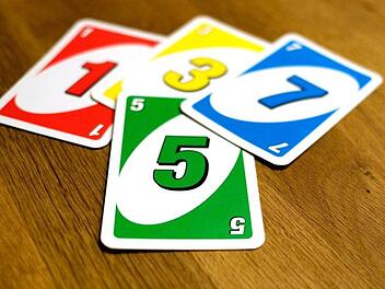 Die Ziehen-Karten "+4" und "+2" dürfen nicht mit einer Karte beantwortet werden. Das haben die UNO-Macher klargestellt. VIele Menschen haben das Kartenspiel jahrzehntelang falsch gespelt. Foto: Pixabay.com