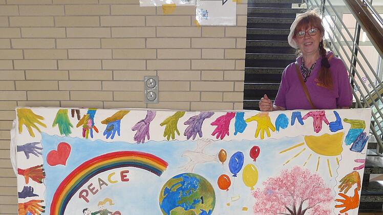 Die Malschule aus Coburg mit Monica G&uuml;dokeit hatte in einer Gemeinschaftsarbeit ein gro&szlig;es Friedensbild angefertigt, das im Friedensmuseum Meeder 14 Tage lang  ausgestellt ist. Foto: Karin G&uuml;nther