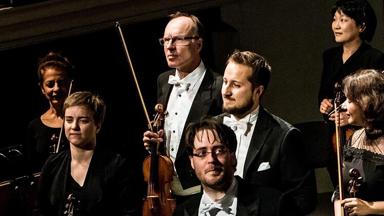 Daniel Carter bewirbt sich für die Aufgabe als Generalmusikdirektor am Landestheater Coburg. Der 30-Jährige ist derzeit Kapellmeister an der Deutschen Oper Berlin. Am Sonntag dirigierte er ein Sinfoniekonzert in Coburg.Foto: Jochen Berger