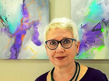 Andrea Lieb zeigt eine Auswahl ihrer neuen Bilder in ihrem Optikgeschäft in der Spitalstraße in Kronach. Foto: Heike Schülein