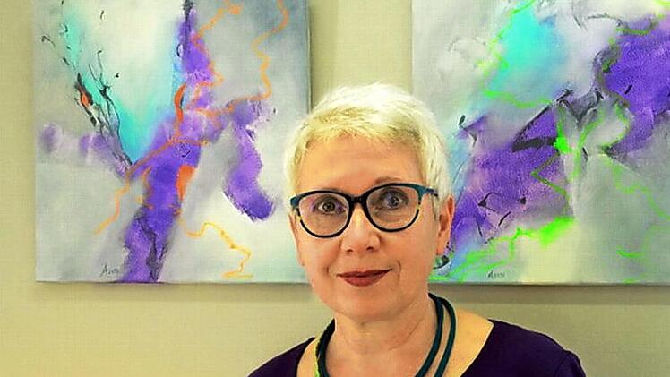 Andrea Lieb zeigt eine Auswahl ihrer neuen Bilder in ihrem Optikgeschäft in der Spitalstraße in Kronach. Foto: Heike Schülein