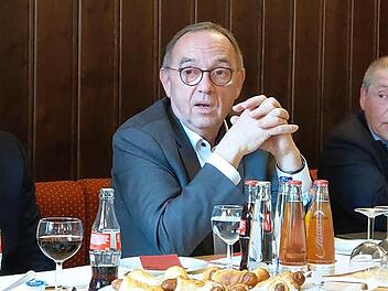 SPD-Vorsitzender Norbert Walter-Borjans (Mitte) beim Gespräch in der Gaststätte Loreley. Links OB-Kandidat Dominik Sauerteig, rechts SPD-Unterbezirksvorsitzender Thomas Rausch. Foto: Simone Bastian