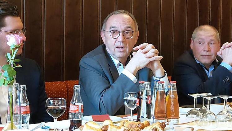 SPD-Vorsitzender Norbert Walter-Borjans (Mitte) beim Gespräch in der Gaststätte Loreley. Links OB-Kandidat Dominik Sauerteig, rechts SPD-Unterbezirksvorsitzender Thomas Rausch. Foto: Simone Bastian