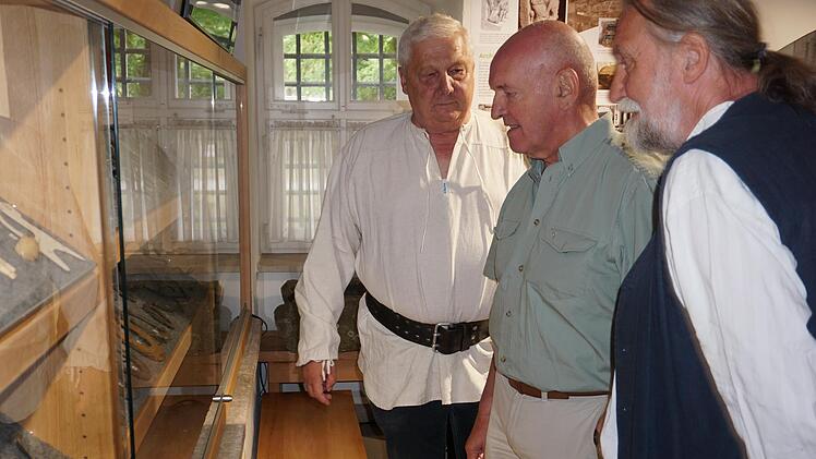 Landrat Thomas Habermann (mitte) im Gespräch mit Bruno Werner (links), dem Vorsitzenden der Freunde der Osterburg und Burgenforscher  Joachim Zeune (rechts).