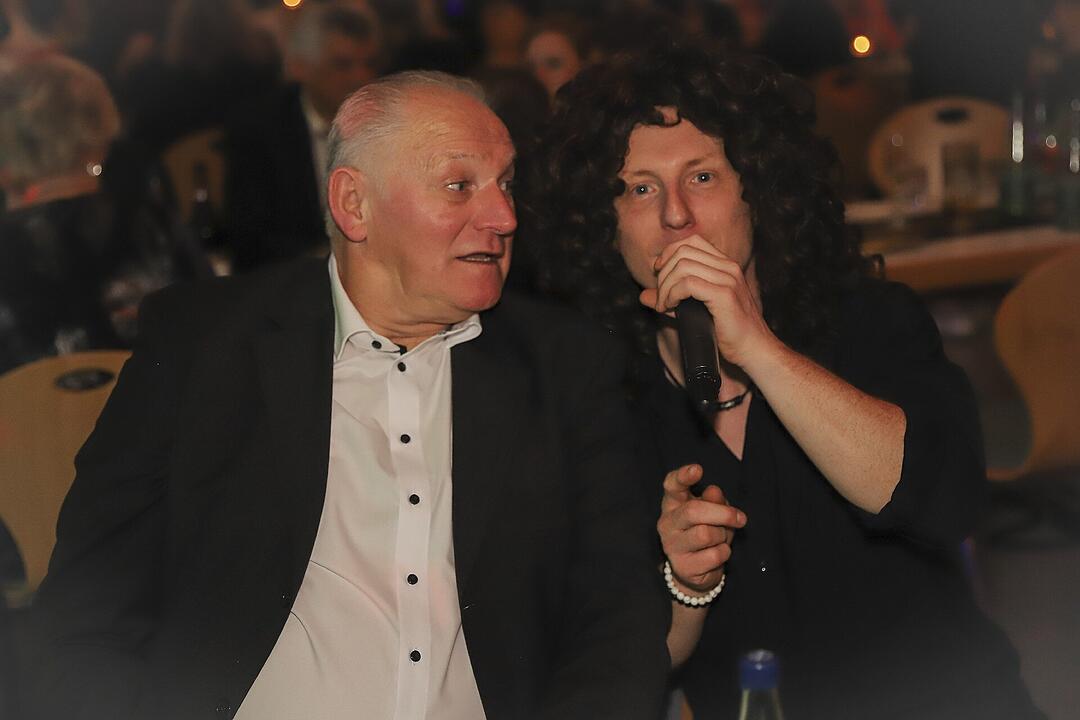 Es wurde in das Jahr 2025 gefeiert.