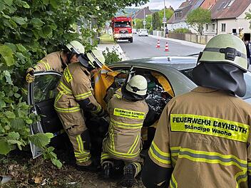 Bayreuth: Autofahrerin kracht gegen Baum - Feuerwehr befreit Schwerverletzte