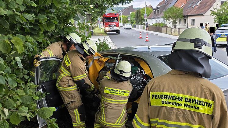 Bayreuth: Autofahrerin kracht gegen Baum - Feuerwehr befreit Schwerverletzte