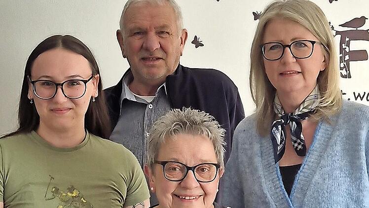 50 Jahre gl&uuml;cklich verheiratet sind Ingrid und Helmut Schmid. Es gratulieren hier Enkelin Laney (links) und Ebensfelds Zweite B&uuml;rgermeisterin Gabriele B&ouml;hmer (rechts).