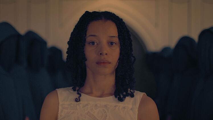 Agnes (Chase Infinity aus "One Battle After Another") ist in der Serie "The Testaments: Die Zeuginnen" die Tochter eines privilegierten Commanders. Auf einer Schule f&uuml;r h&ouml;here T&ouml;chter wird sie in der "The Handmaid's Tale"-Nachfolgeserie f&uuml;r das Leben an der Seite eines Commanders im faschistischen, frauenfeindlichen Staat Gilead ausgebildet.