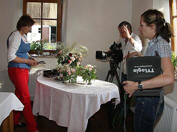 Jede Bewegung muss sitzen: Anita Sack vom Maierhof in Ködnitz, die zum Start der 5. Staffel "Landfrauenküche" die Hauptrolle spielt, wartet auf das Kommando, wann sie mit dem Auflegen des Bestecks beginnen kann. Fotos: Sonja Adam