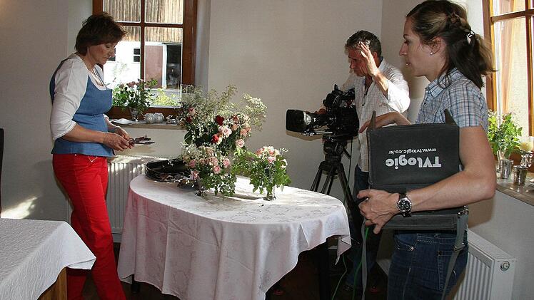 Jede Bewegung muss sitzen: Anita Sack vom Maierhof in Ködnitz, die zum Start der 5. Staffel "Landfrauenküche" die Hauptrolle spielt, wartet auf das Kommando, wann sie mit dem Auflegen des Bestecks beginnen kann. Fotos: Sonja Adam