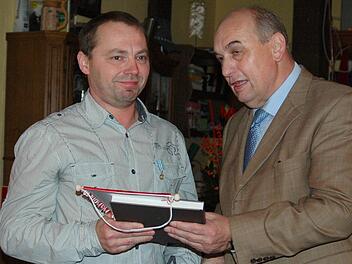 Lebensretter Gregor Cimala (links) wird von Wildfleckens Bürgermeister Alfred Schrenk geehrt. Foto: Sebastian Schmitt-Mathea