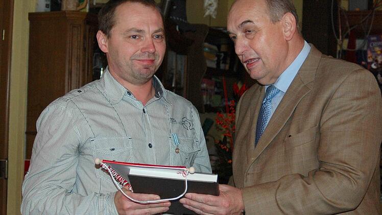 Lebensretter Gregor Cimala (links) wird von Wildfleckens Bürgermeister Alfred Schrenk geehrt. Foto: Sebastian Schmitt-Mathea