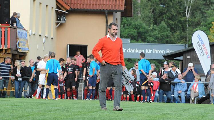 Ein gut gelaunter Kickers-Trainer Bernd Hollberach beim Würzburger Pokalspiel in Reichenbach. Foto: Hopf