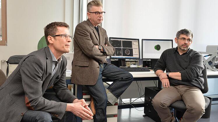 Oliver Mack, Markus Raquet und Roland Schewe (von links) sind federführend bei der Untersuchung der Henlein-Uhr. Foto: Ronald Rinklef