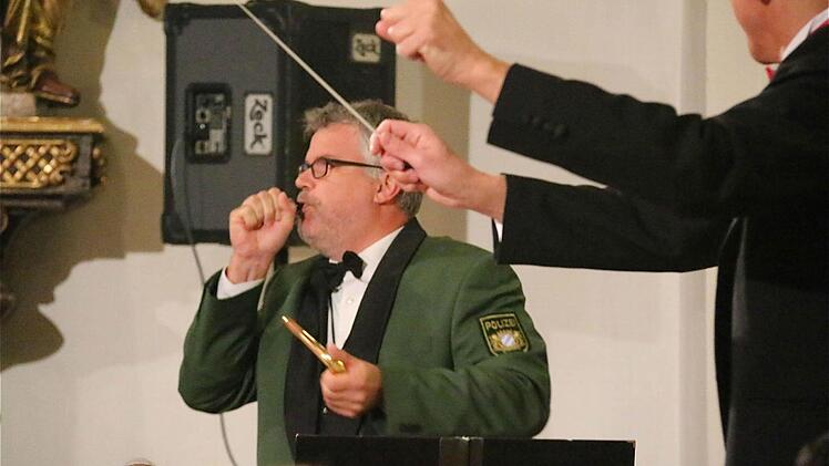 Ungewohnte Laute aus Trompete, Tuba und dem Mundstück des Saxophons.