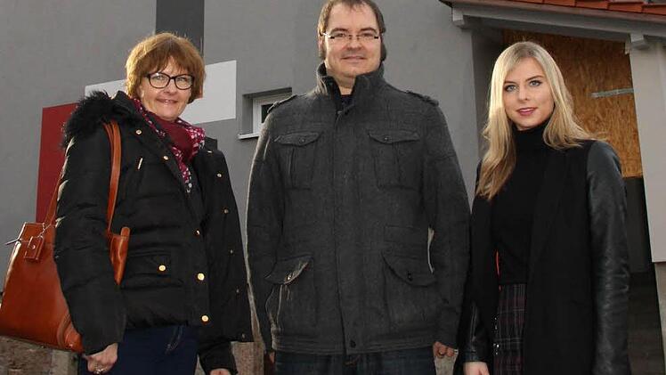 Regionalmanagerin Cordula Kuhlmann (von links), Hauseigentümer Philipp Metz und Innenentwicklungsmanagerin Dorothee Schmitt.