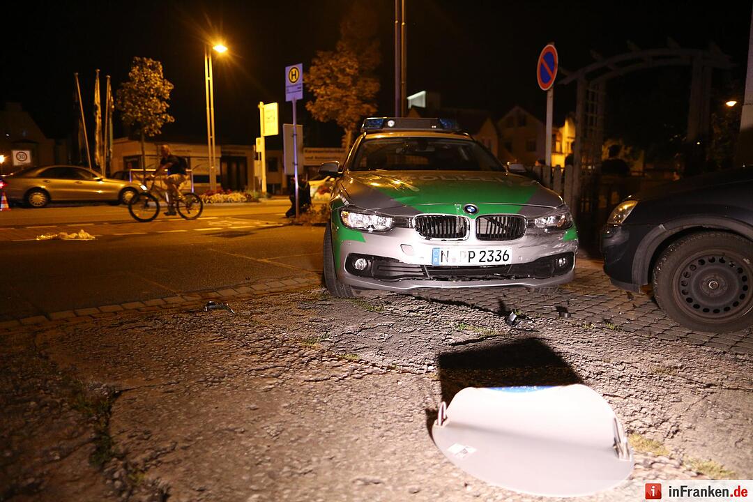 Radfahrer bei Kollision mit Streifenwagen schwer verletzt
