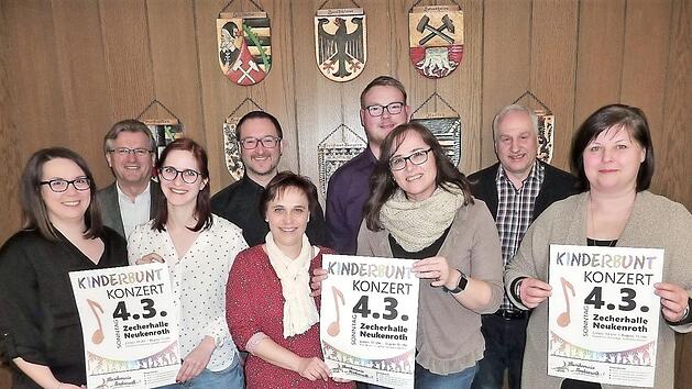 Aus dem Reinerlös des "Kinderbunt"-Konzertes gingen insgesamt 900 Euro zu gleichen Teilen an die Grundschule Stockheim sowie an die Kindergärten in Neukenroth und Haßlach bei Kronach. Im Bild von links: Christina Werner, Bürgermeister Rainer Detsch, Stefanie Bauer, Kreisdirigent Roman Steiger, Susanne Bonitz, Julian Kaim, Jutta Walter, Eugen Rebhan und Rektorin Astrid Kestel.  Foto: Gerd Fleischmann