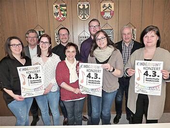 Aus dem Reinerlös des "Kinderbunt"-Konzertes gingen insgesamt 900 Euro zu gleichen Teilen an die Grundschule Stockheim sowie an die Kindergärten in Neukenroth und Haßlach bei Kronach. Im Bild von links: Christina Werner, Bürgermeister Rainer Detsch, Stefanie Bauer, Kreisdirigent Roman Steiger, Susanne Bonitz, Julian Kaim, Jutta Walter, Eugen Rebhan und Rektorin Astrid Kestel.  Foto: Gerd Fleischmann