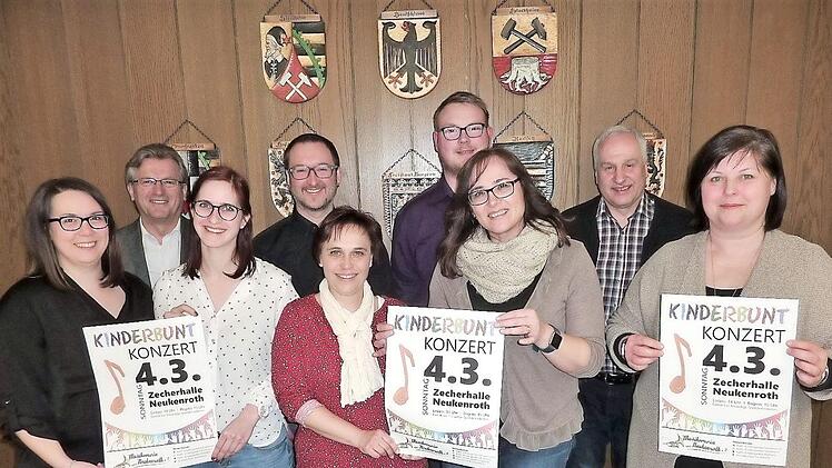 Aus dem Reinerlös des "Kinderbunt"-Konzertes gingen insgesamt 900 Euro zu gleichen Teilen an die Grundschule Stockheim sowie an die Kindergärten in Neukenroth und Haßlach bei Kronach. Im Bild von links: Christina Werner, Bürgermeister Rainer Detsch, Stefanie Bauer, Kreisdirigent Roman Steiger, Susanne Bonitz, Julian Kaim, Jutta Walter, Eugen Rebhan und Rektorin Astrid Kestel.  Foto: Gerd Fleischmann