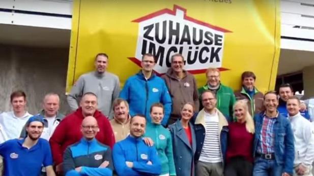 Damit ein Haus innerhalb von nur acht Tagen umgebaut werden kann, besteht das Team der Sendung aus zahlreichen Handwerkern. Screenshot: YouTube