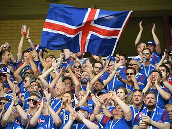 Auch bei der Weltmeisterschaft 2018 in Russland sorgen die Isländischen Fans derzeit für Furore. Im Block der Nordeuropäer bleibt meist kein Platz unbesetzt. Foto: Du Yu/xinhua/dpa