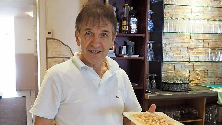 Theo Kellis wei&szlig; als Grieche, was mit den H&uuml;lsenfr&uuml;chten alles zubereitet werden kann.  Fotos: Theresa Schiffl