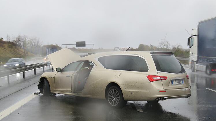 Leichenwagen der Extraklasse: Der goldene Maserati-Umbau hat es nicht bis zu seinem Einsatzort in Berlin geschafft. Foto: Verkehrspolizei Hof