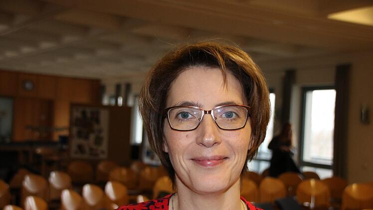 "Wir müssen mehr Vertrauen in die eigenen Ideen haben und die eigenen Stärken sehen", sagt die Theologin und Journalistin Birgit Pottler-Calabria. Die  Unternehmensberaterin stammt aus Zeil und war beruflich in Rom, Limburg und München unterwegs. Sie stellte  Ergebnisse aktueller Jugendstudien  und neue Ansätze für den Dialog vor.  "Wenn sich der Einzelne ernst nimmt in seinem Glauben, muss er auch wirken", lautet ihr Appell zu  mehr Engagement.rr