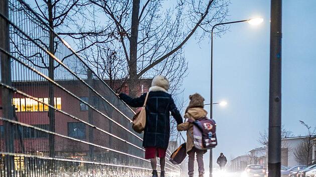 In Amberg und im Landkreis Amberg-Sulzbach f&auml;llt am Freitag (8. Februar 2019) die Schule aus. Symbolbild: Frank Rumpenhorst/dpa