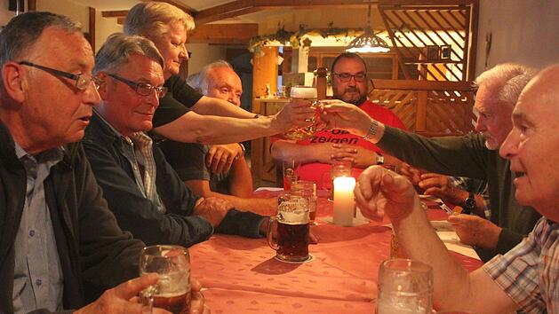 Am Stammtisch f&uuml;hlen sich viele M&auml;nner wohl. Der Wirt sowie seine Kellnerinnen und Kellner tun alles, um den Stammtisch-G&auml;sten  viel Geborgenheit zu vermitteln - obgleich das wohl keiner so ausdr&uuml;cken w&uuml;rde, weil es in Franken eine Selbstverst&auml;ndlichkeit ist.  Die Herren dieses Stammtischs treffen sich jeden Mittwoch in einer Gastwirtschaft im Staffelsteiner Land.  Foto: Matthias Einwag