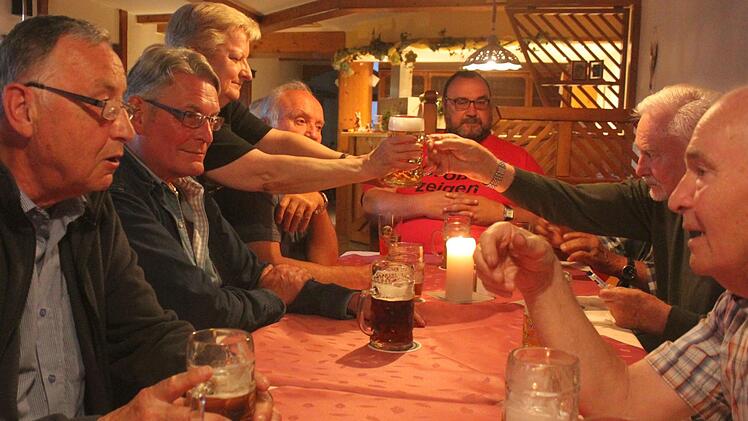 Am Stammtisch fühlen sich viele Männer wohl. Der Wirt sowie seine Kellnerinnen und Kellner tun alles, um den Stammtisch-Gästen  viel Geborgenheit zu vermitteln - obgleich das wohl keiner so ausdrücken würde, weil es in Franken eine Selbstverständlichkeit ist.  Die Herren dieses Stammtischs treffen sich jeden Mittwoch in einer Gastwirtschaft im Staffelsteiner Land.  Foto: Matthias Einwag