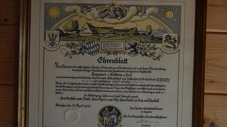 Max Gustav Heß, hat mit diesem Ehrenblatt im Jahr 1932 den offiziellen Nachweis seines Hofes vom Bayerischen Landwirtschaftsrat erhalten. Foto: Gabi Bertram