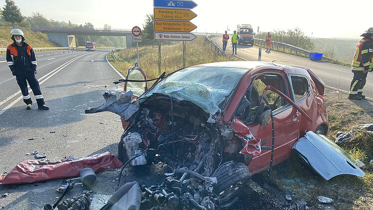 Schwerer Frontalzusammensto&szlig; auf Bundesstra&szlig;e: Eine Person verstirbt