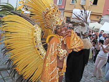 Ein echter Hingucker waren die Sambat&auml;nzerinnen, die auf und abseits der B&uuml;hne f&uuml;r s&uuml;dliches Flair sorgten.