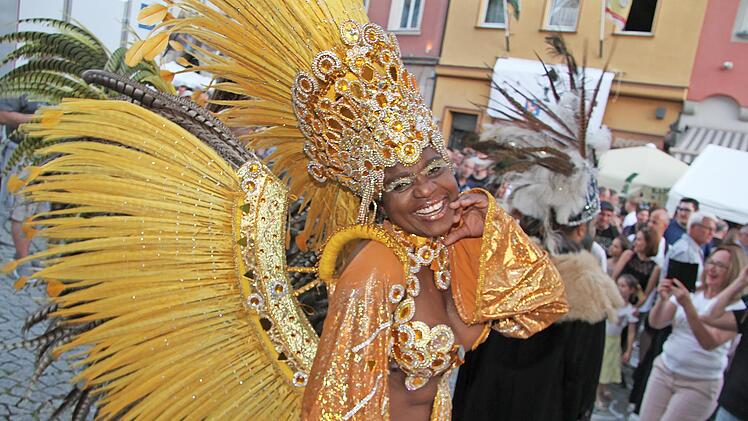 Ein echter Hingucker waren die Sambat&auml;nzerinnen, die auf und abseits der B&uuml;hne f&uuml;r s&uuml;dliches Flair sorgten.