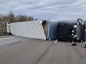 A6 im Kreis Ansbach: Umgekippter Lkw sorgt für Chaos - stundenlange Vollsperrung und heftiger Folgeunfall A6 im Kreis Ansbach: Umgekippter Lkw sorgt für Chaos - stundenlange Vollsperrung und heftiger Folgeunfall
