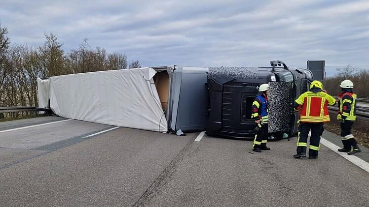 A6 im Kreis Ansbach: Umgekippter Lkw sorgt für Chaos - stundenlange Vollsperrung und heftiger Folgeunfall