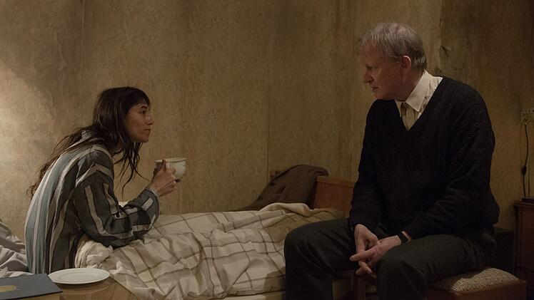 Der freundliche Sonderling Seligman (Stellan Skarsgard) nimmt Joe (Charlotte Gainsbourg) bei sich auf.