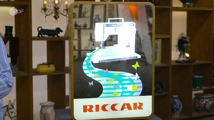 F&uuml;r K&uuml;mmel war das schr&auml;ge Objekt sogar mehr als blo&szlig;e Werbung - er adelte es zum "Kunstwerk". Denn die Reklame vereine gleich zwei Stilrichtungen: Kinetik, also bewegte Kunst, und Pop-Art. Selbst Andy Warhol habe Vergleichbares gemacht, laut K&uuml;mmel. "Aber der asiatische Geschmack hat es etwas verkitscht", f&uuml;gte er schnell hinzu.