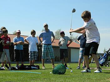 Erst üben die Nachwuchstalente im Jugend-Camp von Lukas Exner noch auf der Driving-Range. Am Abschlusstag geht es dann für eine 18-Loch-Runde auf den  Parcours.