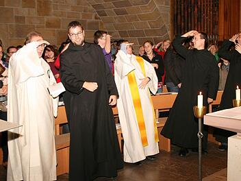 Kirche soll Spaß machen. So kommt sie auch bei den Jugendlichen an. Diese Auffassung vertreten die Geistlichen bei der Jugendvesper in Münsterschwarzach und scheuten sogar voe einem Tanz während des Gottesdiensts nicht zurück. Fotos: Alfred Molitor