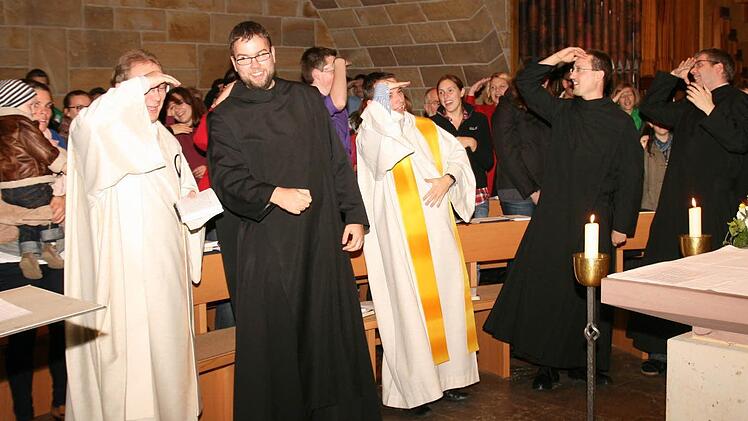 Kirche soll Spaß machen. So kommt sie auch bei den Jugendlichen an. Diese Auffassung vertreten die Geistlichen bei der Jugendvesper in Münsterschwarzach und scheuten sogar voe einem Tanz während des Gottesdiensts nicht zurück. Fotos: Alfred Molitor