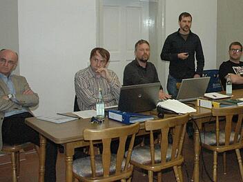Die beiden Kreisfachberater des Landkreises, Johannes Bayer (stehend) und Guntram Ulsamer (links daneben), stellten den Bürgern aus Birkenfeld vor, wie sie sich eine Dorferneuerung vorstellen. Links Bürgermeister Wilhelm Schneider. Foto: Schmidt