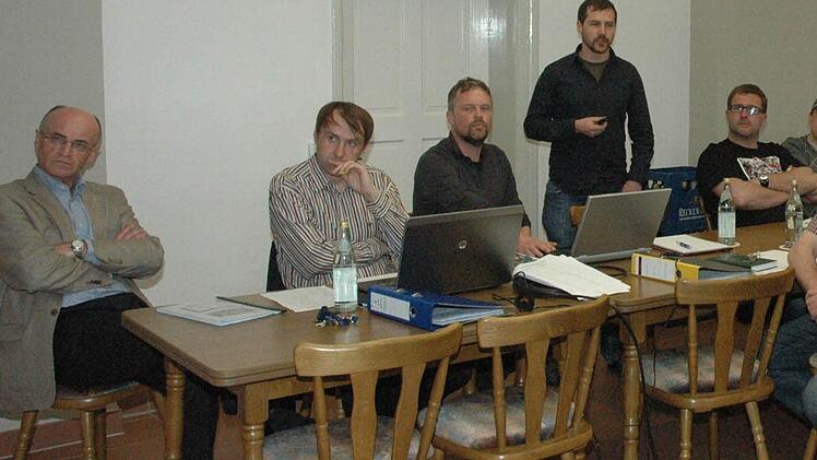 Die beiden Kreisfachberater des Landkreises, Johannes Bayer (stehend) und Guntram Ulsamer (links daneben), stellten den Bürgern aus Birkenfeld vor, wie sie sich eine Dorferneuerung vorstellen. Links Bürgermeister Wilhelm Schneider. Foto: Schmidt
